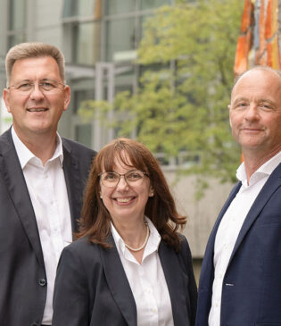 Gruppenbild des Uelzener Vorstands Imke Brammer-Rahlfs, Bernd Fischer, Joachim Unger