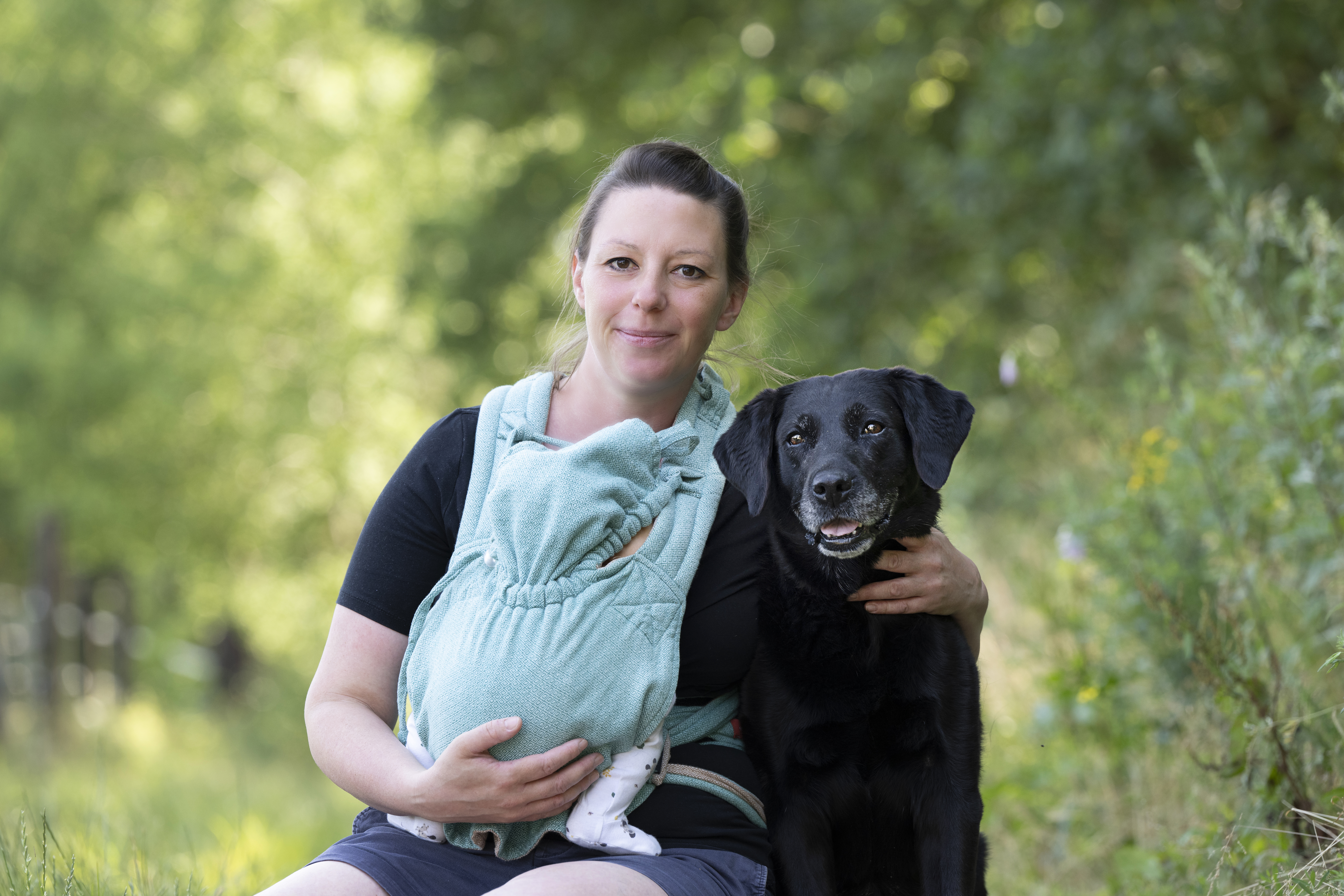 Uelzener Mitarbeiterin mit Hund und Baby symbolisieren Familienfreundlichkeit
