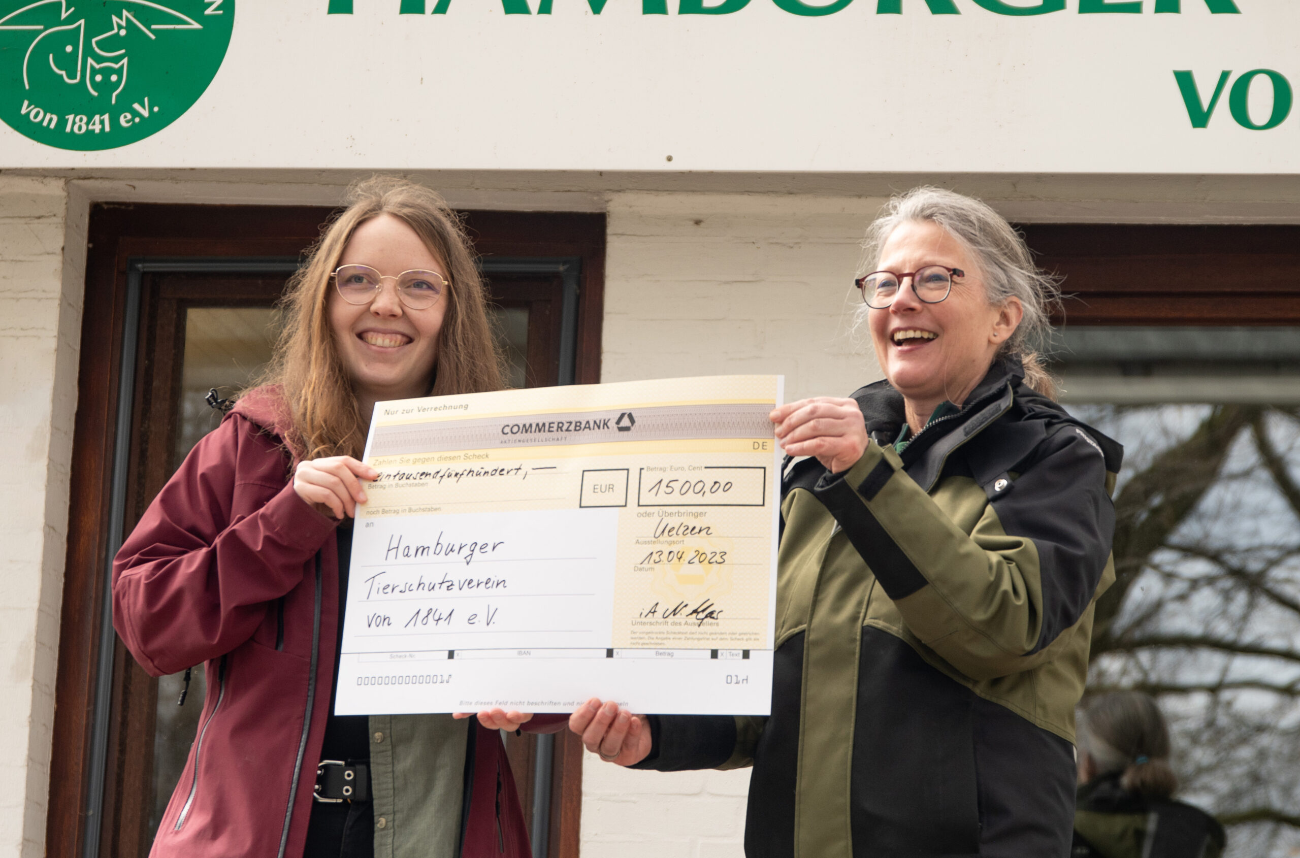 Mitarbeiterin der Uelzener überreicht dem Hamburger Tierschutzverein einen Check über 1500€