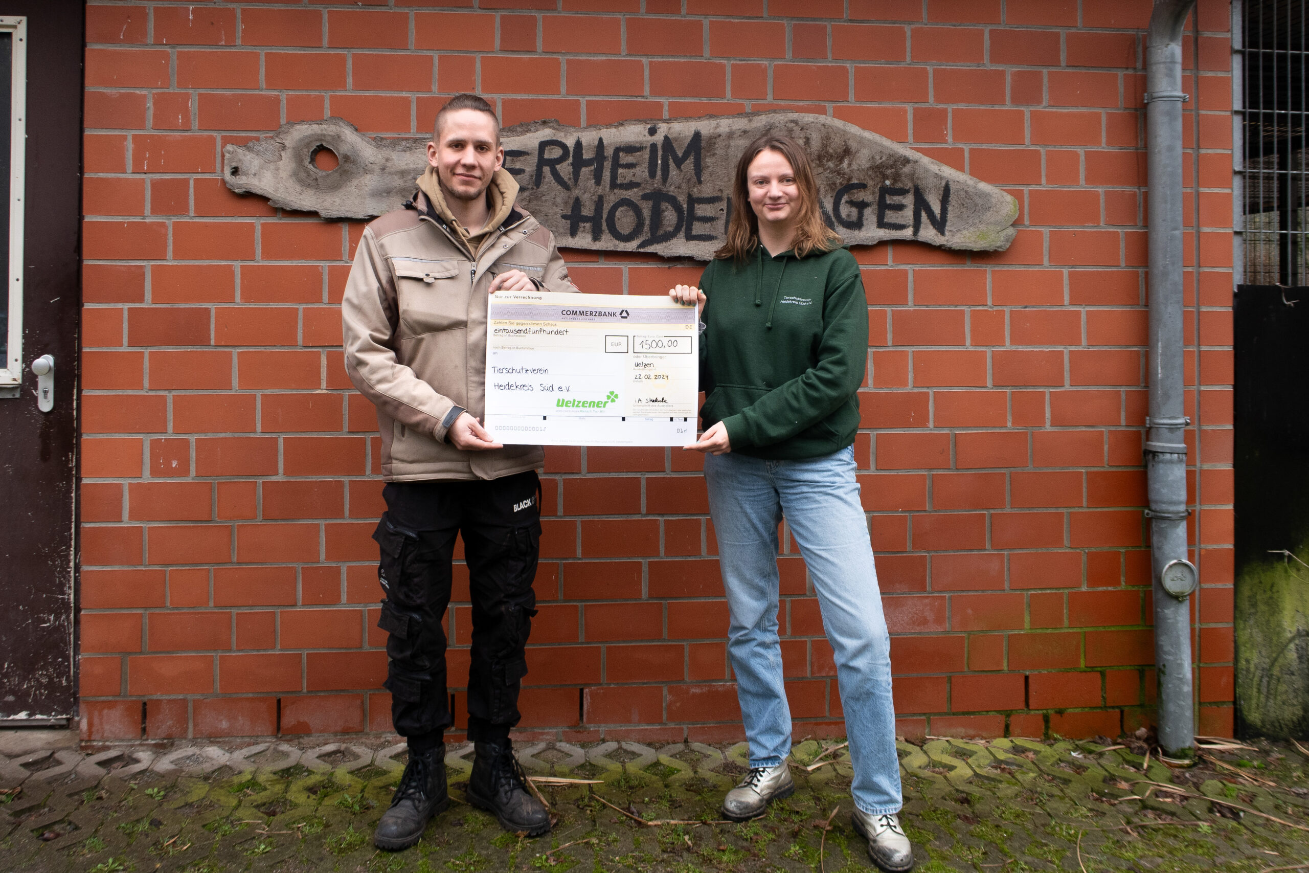 Tierheim Hodenhagen erhält von der Uelzener einen Scheck über 1500€