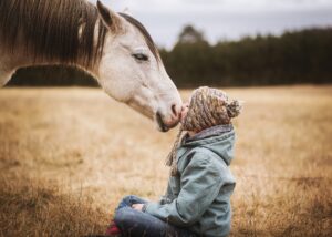 Pferd mit jungem Mädchen.