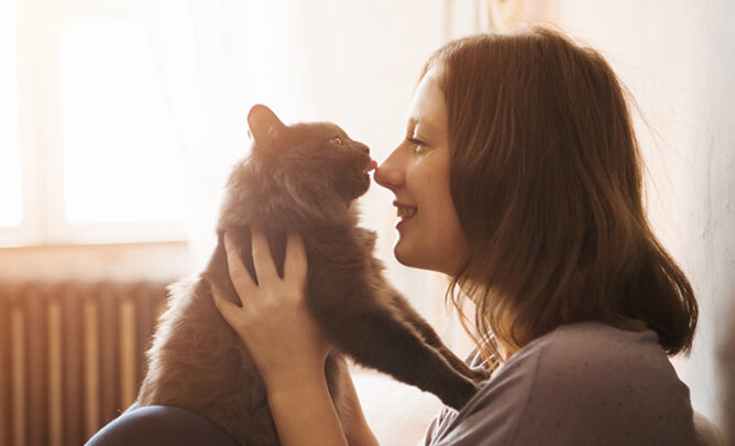 Frau kuschelt mit Katze