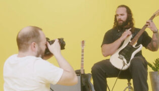 Behind the Scenes Aufnahme mit Musiker zu der Uelzener ichhabenochnie-Werbekampagne.