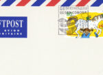 Briefmarke zeigt Pippi Langstrumpf und das Pferd Kleiner Onkel als Zeichnung.