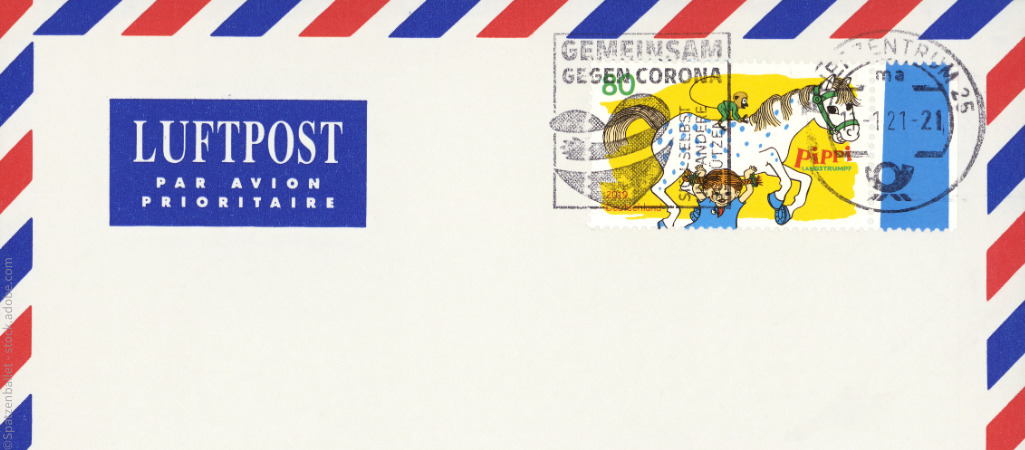 Briefmarke zeigt Pippi Langstrumpf und das Pferd Kleiner Onkel als Zeichnung.