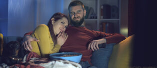 Paar schaut Horrorfilme mit Hunden in Hauptrollen an.