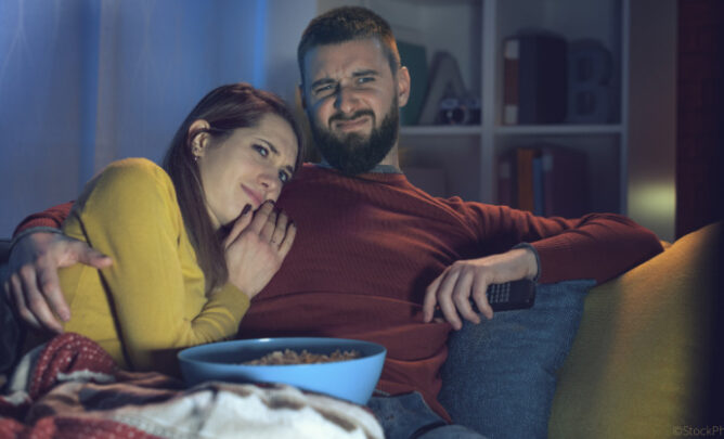 Paar schaut Horrorfilme mit Hunden in Hauptrollen an.