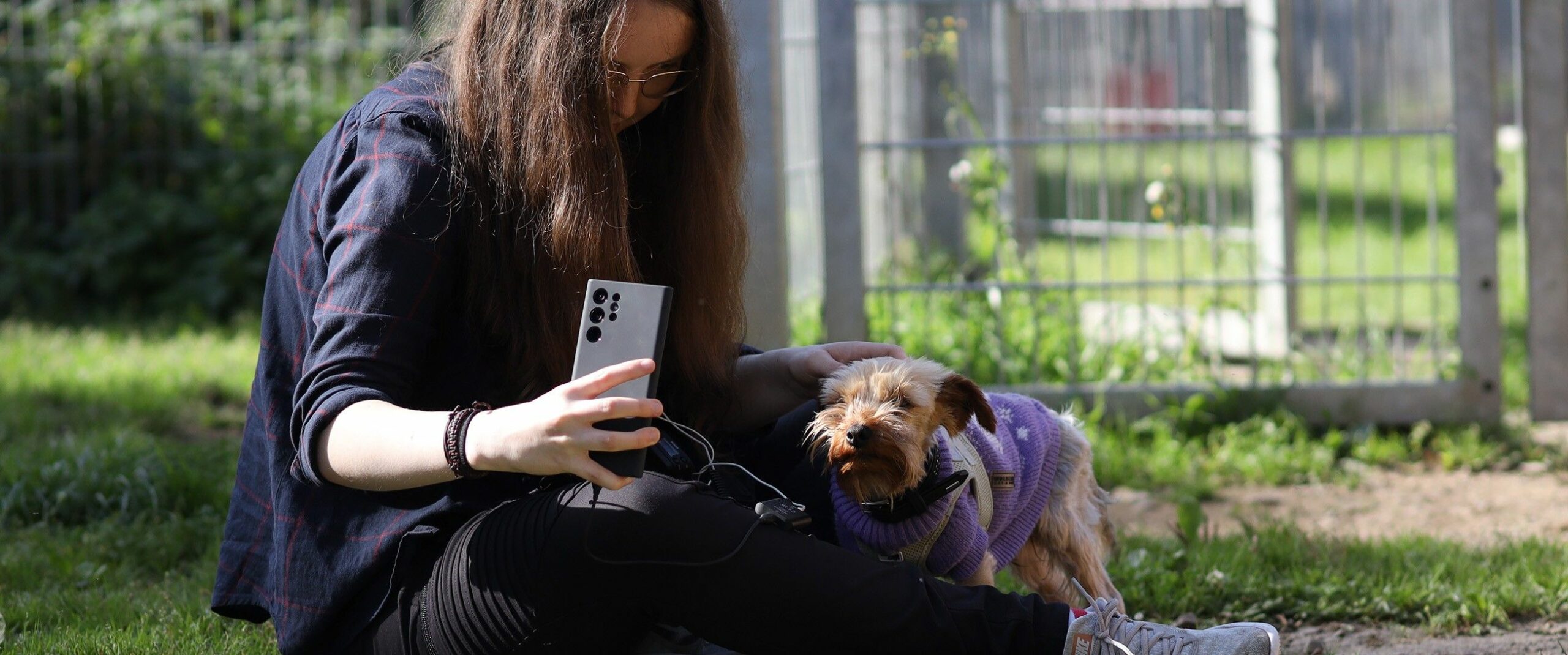 Social Media Managerin beim Filmen eines Hundes im Tierheim Troisdorf