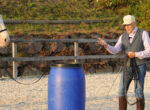 Peter Kreinberg übt mit Pferd.