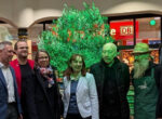 Olivenbaum wird eingeweiht als Zeichen der Nachhaltigkeit im Uelzener Hauptbahnhof.