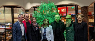 Olivenbaum wird eingeweiht als Zeichen der Nachhaltigkeit im Uelzener Hauptbahnhof.
