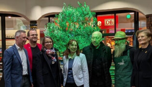 Olivenbaum wird eingeweiht als Zeichen der Nachhaltigkeit im Uelzener Hauptbahnhof.
