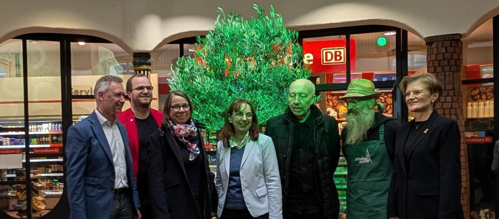 Olivenbaum wird eingeweiht als Zeichen der Nachhaltigkeit im Uelzener Hauptbahnhof.
