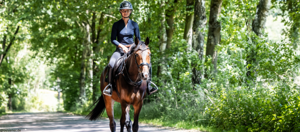 Julia Krajewski beim Ausreiten.