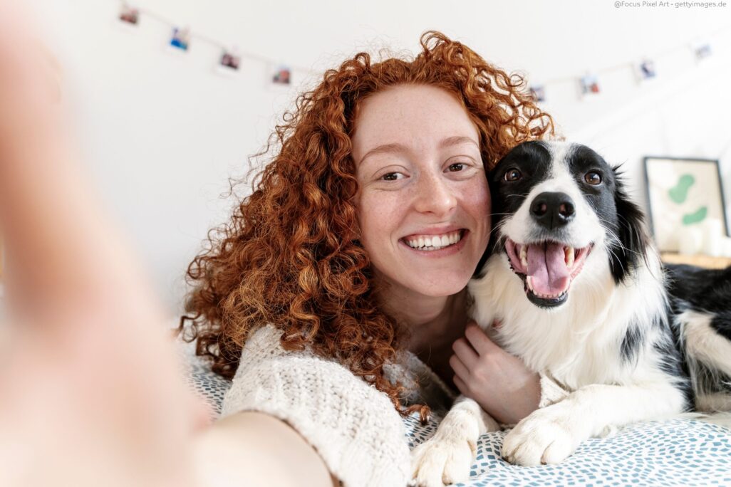 Glücklicher Hund mit Besitzerin bei einem Selfie.