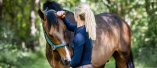 Julia Krajewski streichelt Nickel.