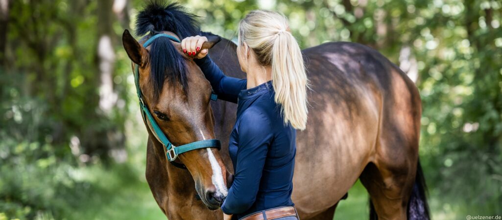 Julia Krajewski streichelt Nickel.