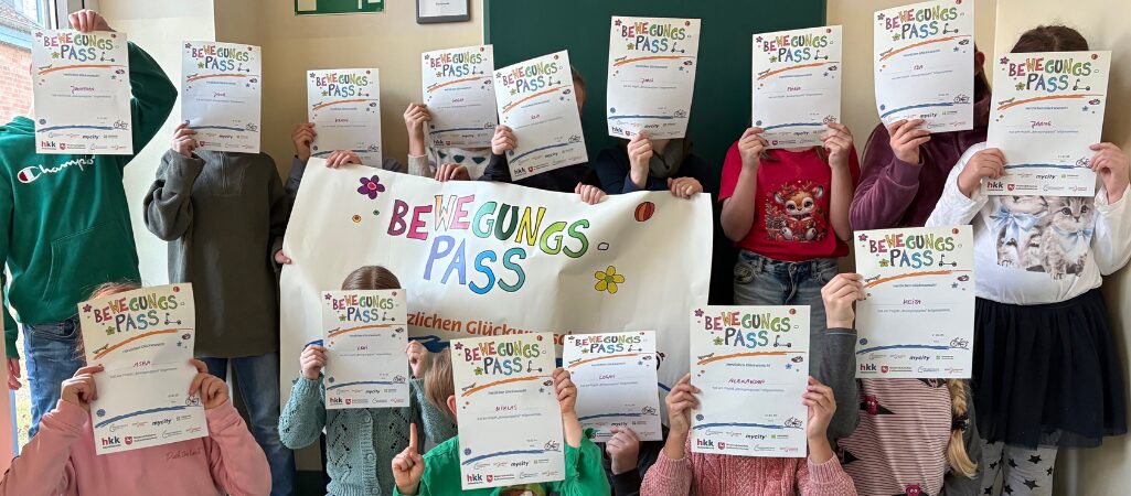 Kinder mit Zetifikaten "Bewegungspass".