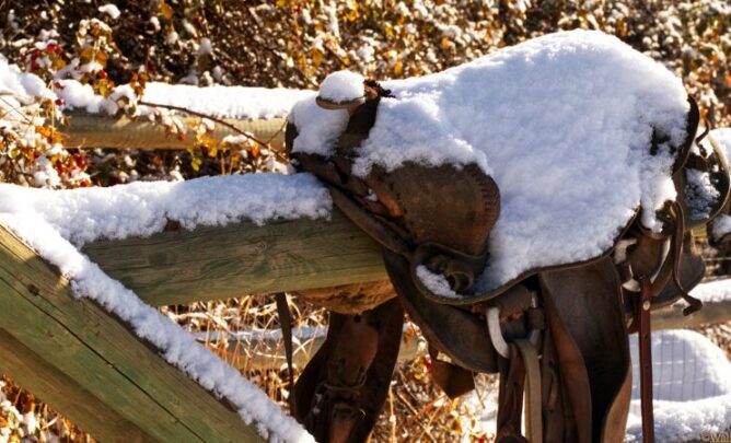 Sattel von Schnee bedeckt.