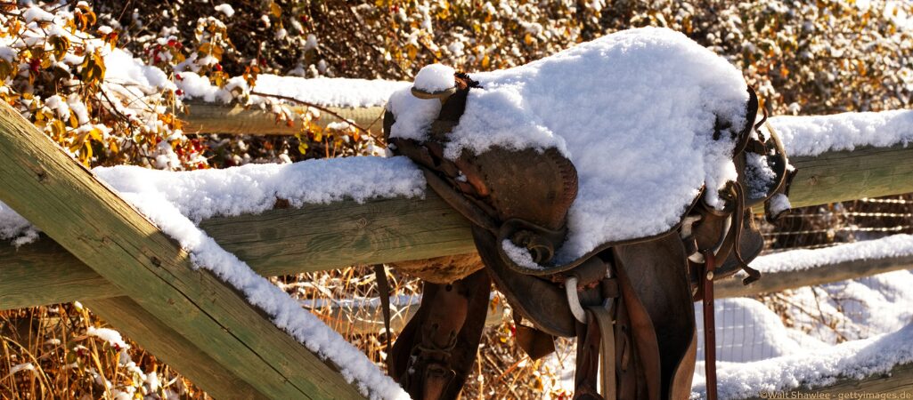 Sattel von Schnee bedeckt.