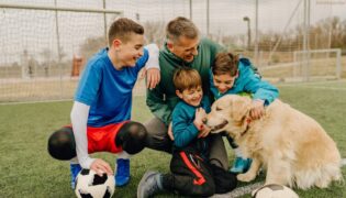 Hund mit Fußball-Familie.