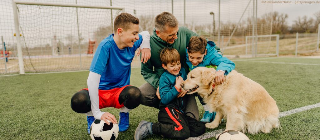 Hund mit Fußball-Familie.