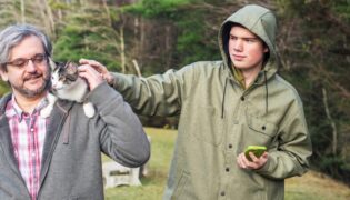 Autist streichelt Katze.