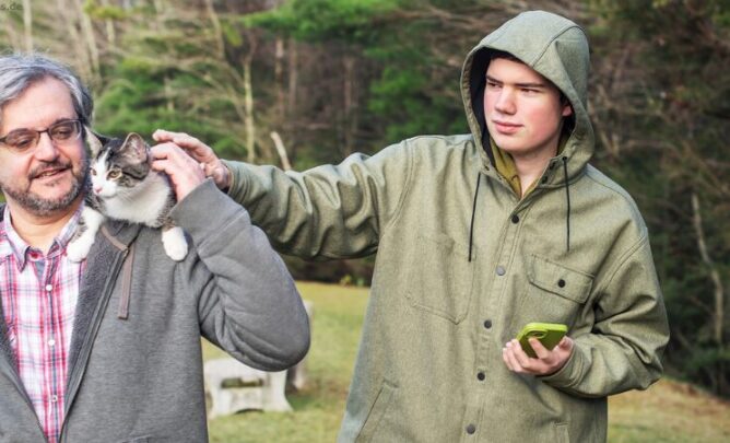 Autist streichelt Katze.