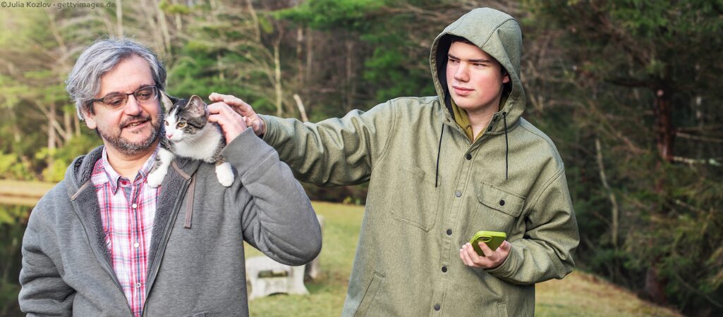 Autist streichelt Katze.